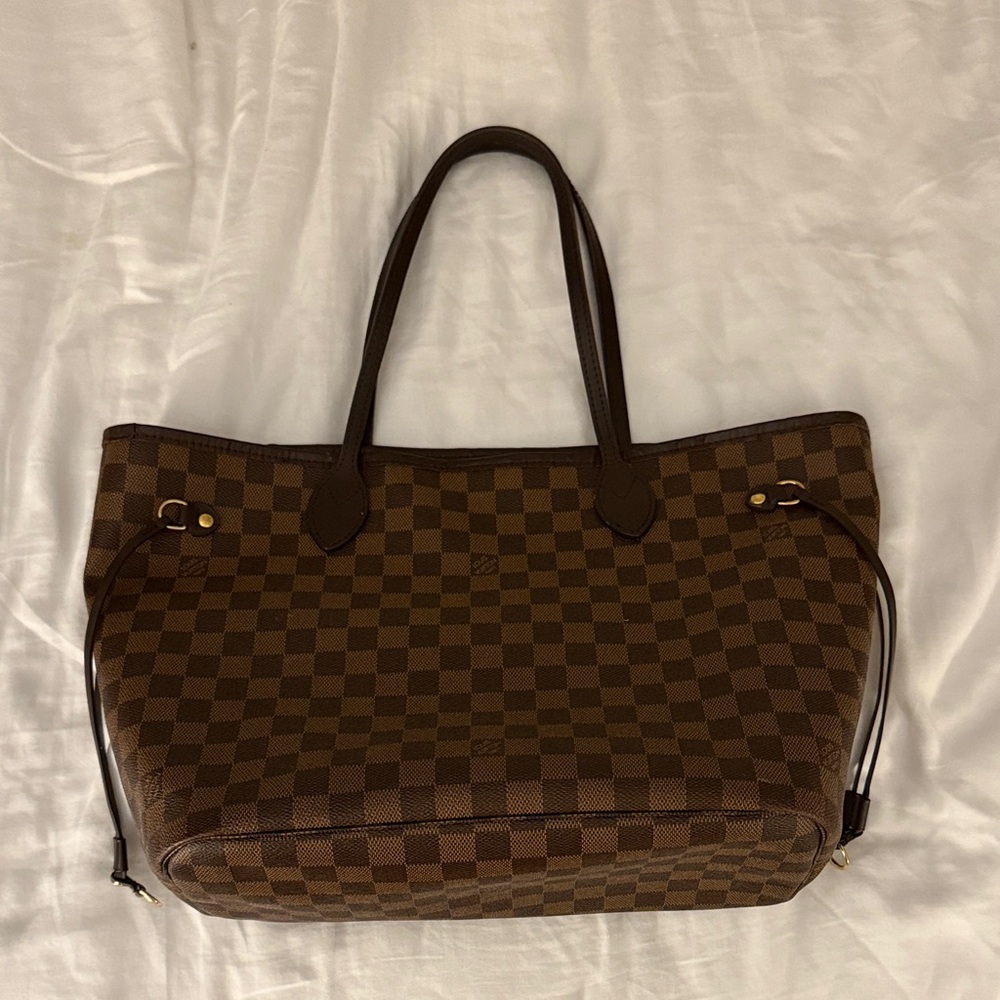 Louis Vuitton Neverfull MM
Wristlet included